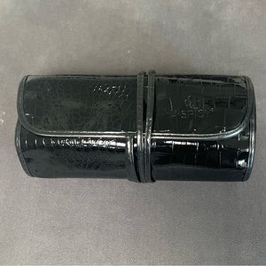 Folding makeup brush holder. EXCELLENT condition! 34 brush slots! Tie closure